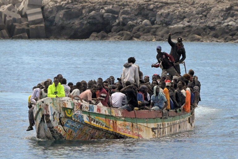Llegada de inmigrantes rescatados en aguas cercanas a El Hierro