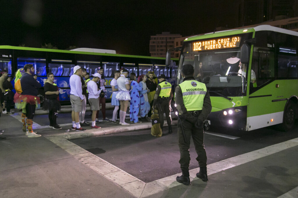 Guaguas de refuerzo TITSA.
