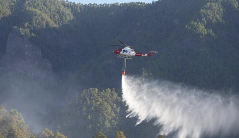 Helicóptero tratando de extinguir un incendio