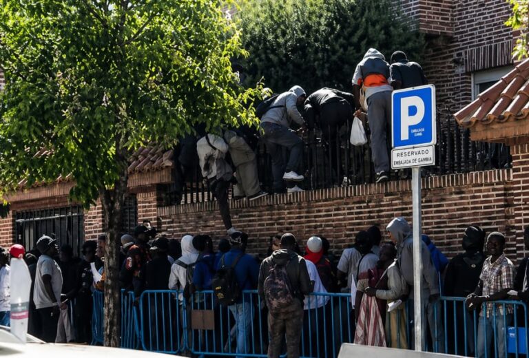 Inmigrantes en la embajada de Gambia en Madrid