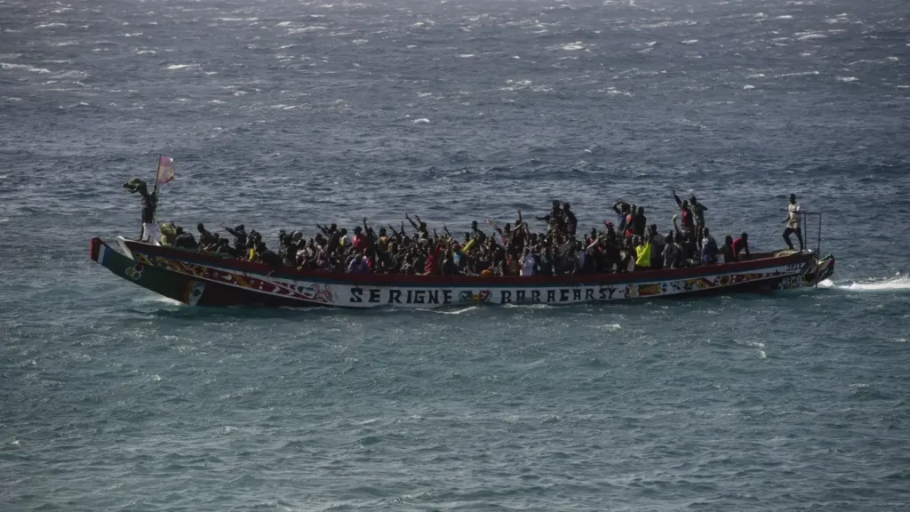 nuevos-cayucos-con-inmigrantes-llegan-al-municipio-de-la-restinga-en-la-isla-canaria-de-el-hierro-32
