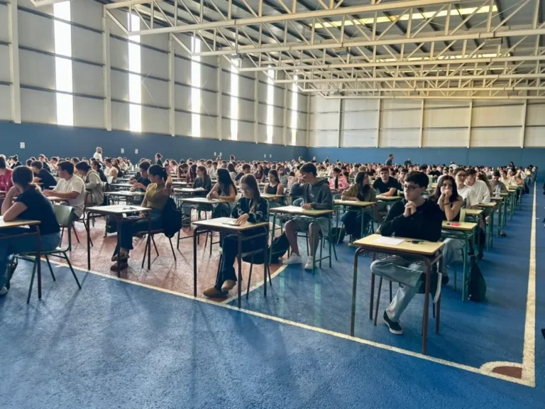 Alumnos enfrentándose a la PAU
