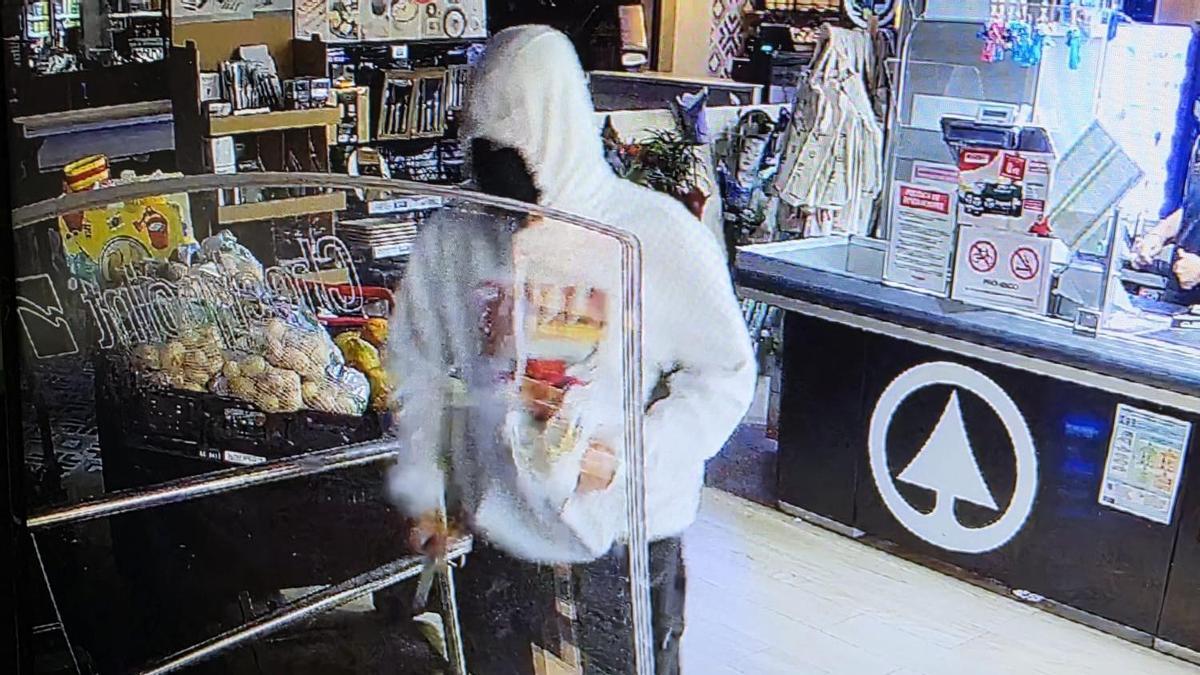 Encapuchado atraca un supermercado