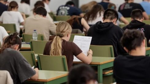 Estudiantes examinándose en la PAU