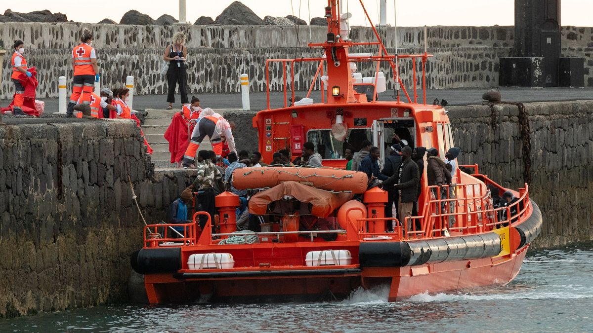 Salvamento marítimo rescata a migrantes en cayuco