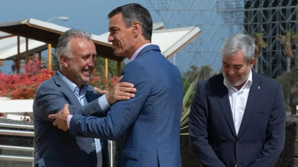 Sanchez y Torres se abraan frenta a Clavijo