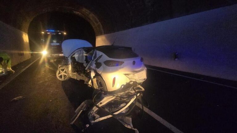Accidente de un vehículo contra el muro de un túnel