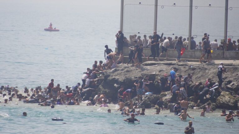 Migrantes cruzando la frontera de Ceuta
