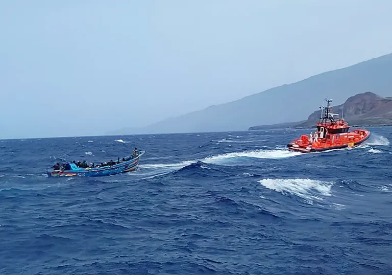 Rescate de cayuco en El Hierro