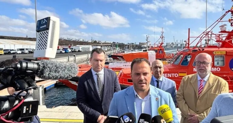 Alcalde de Arrecife hablando a los medios