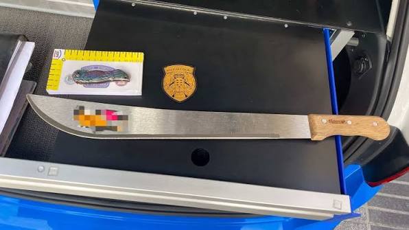 policía machete