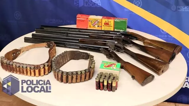 Escopeta y cartuchos incautados por la Policia Local de Santa Cruz