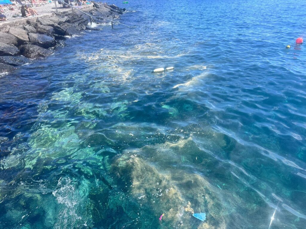 Suciedad en la playa. Foto La Gaceta de Canarias.