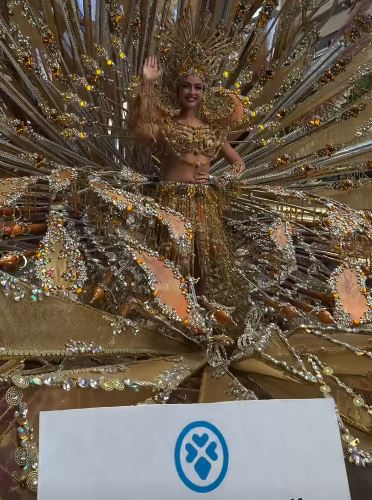 La Reina participa en el desfile del carnaval en Londres en representación del de Santa Cruz de Tenerife.