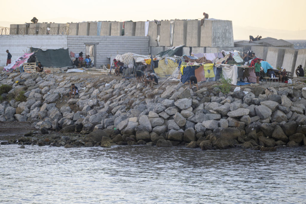 decenas_personas_viven_pernoctan_playa_trampolin_28_agosto_2026_ceuta