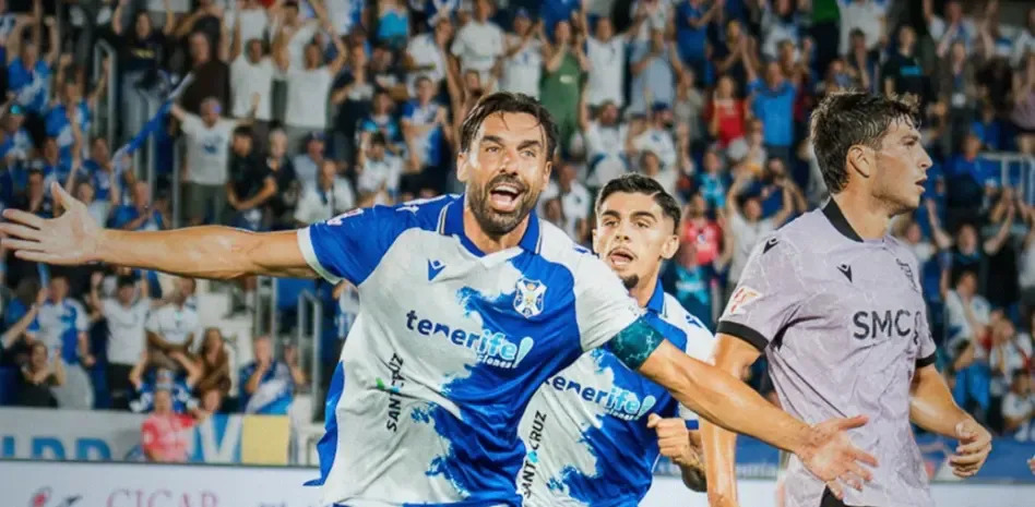 Enric Gallego marca gol en el Heliodoro ante el Almería