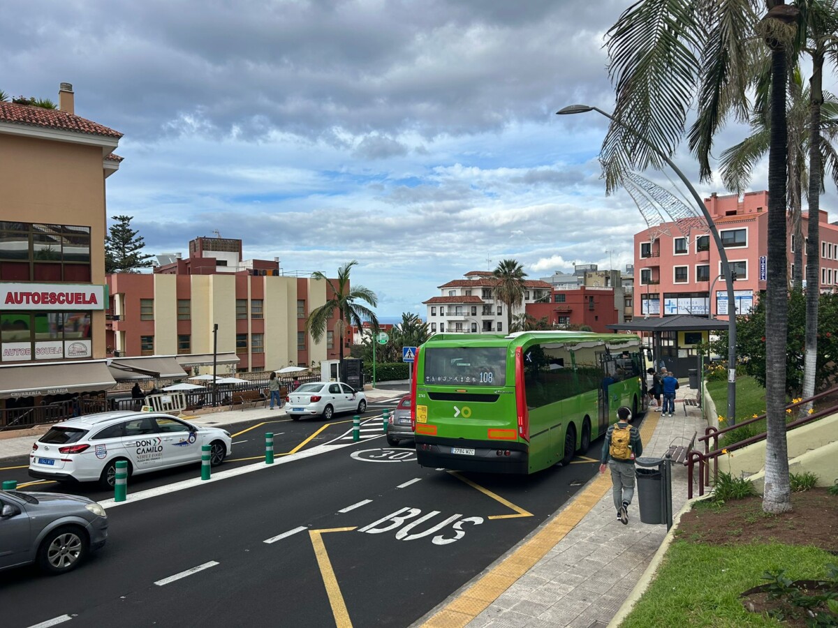 El Cabildo de Tenerife instala nueva marquesina para la linea 108.