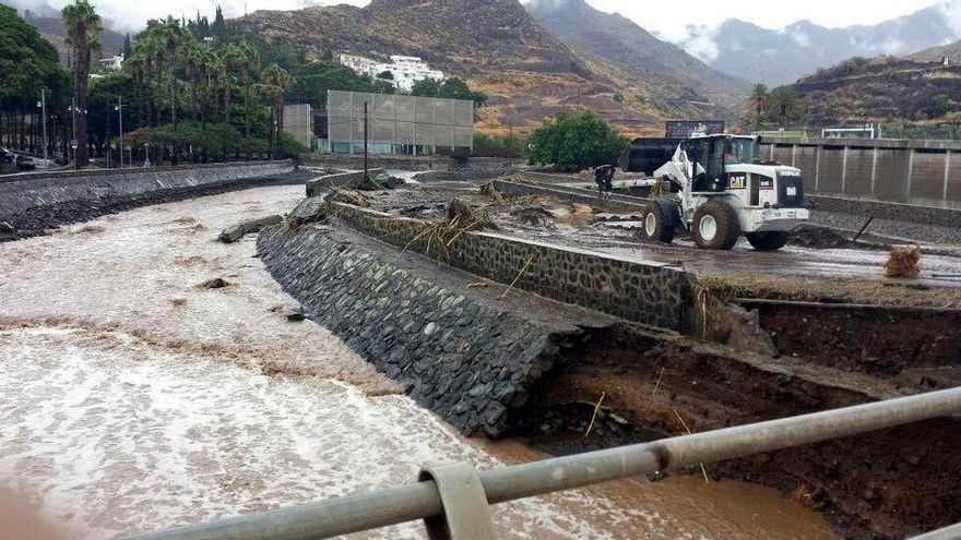 Imágenes de la crecida de un barranco en Santa Cruz