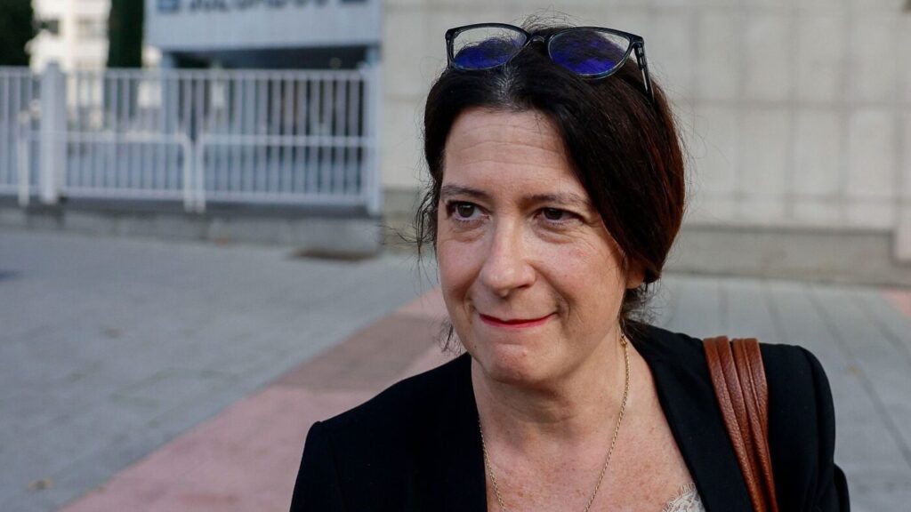 La exmilitante del PSOE, Leire día, a la salida de los juzgados.