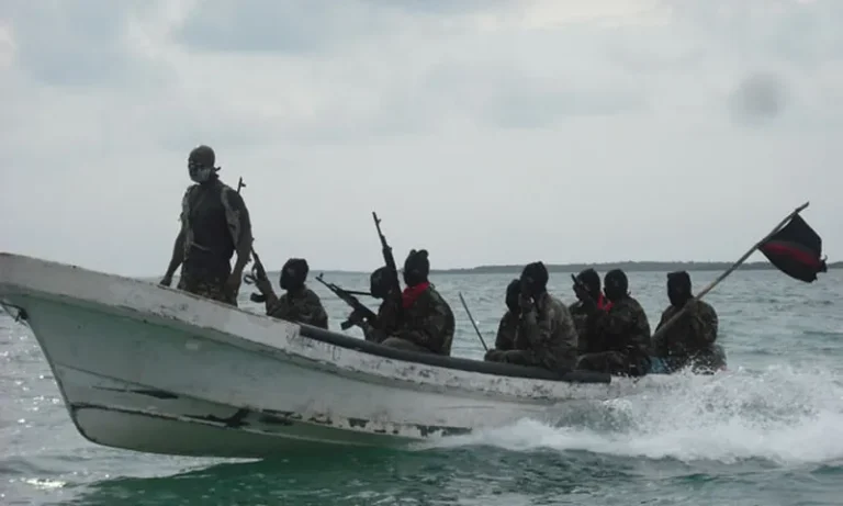 Un grupo de piratas somnalíes asalta un buque con drones turcos.