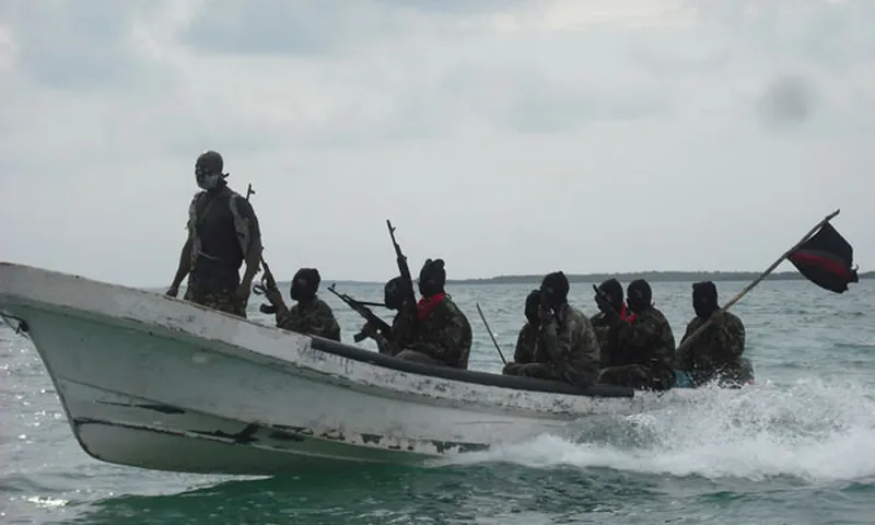 Un grupo de piratas somnalíes asalta un buque con drones turcos.
