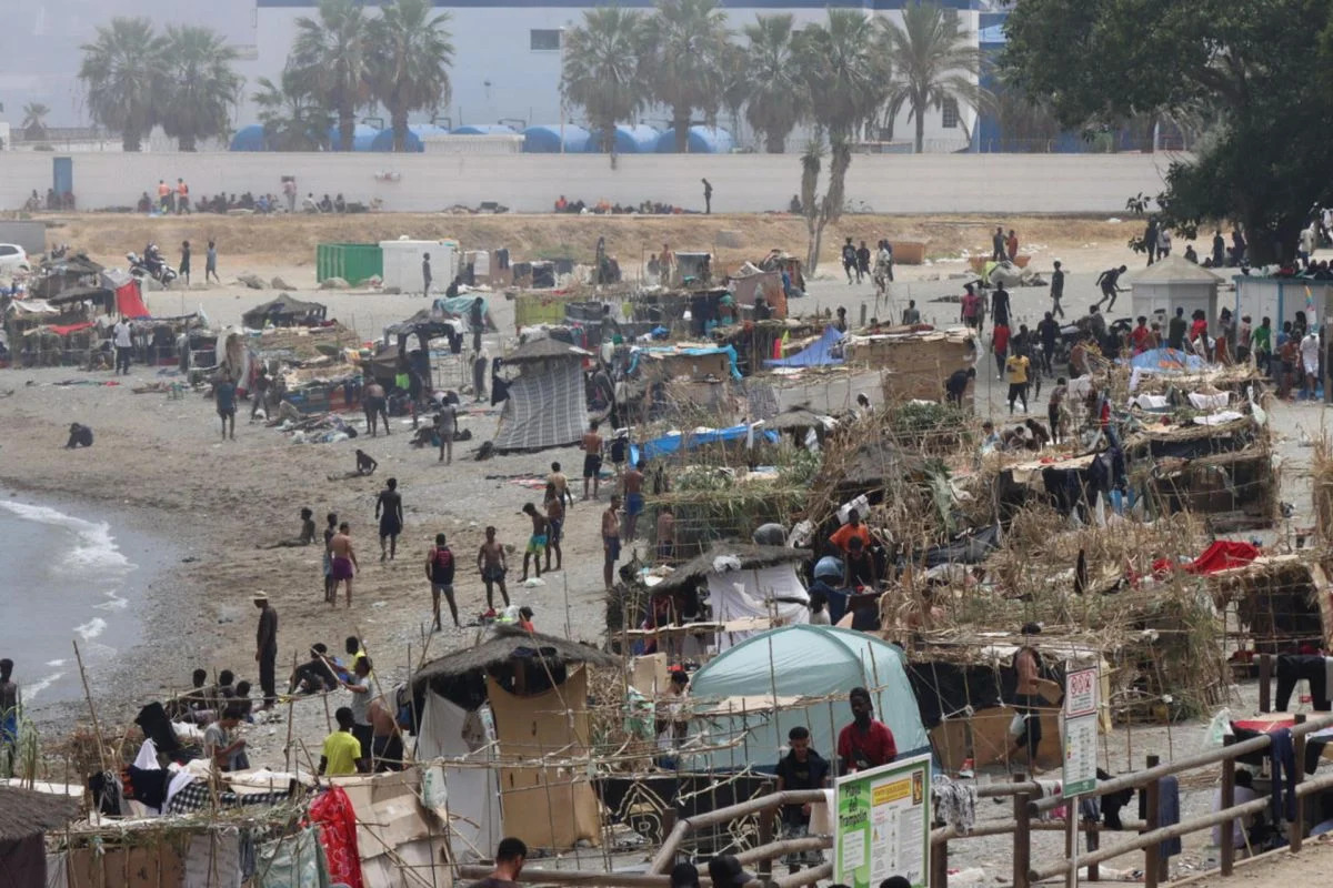 1.800 migrantes desalojados de la playa del trampolín de Ceuta