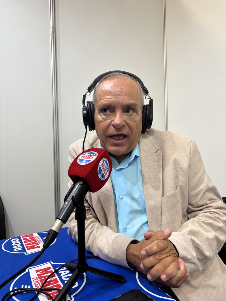 El consejero de Empleo y Educación en el rEcinto Ferial.