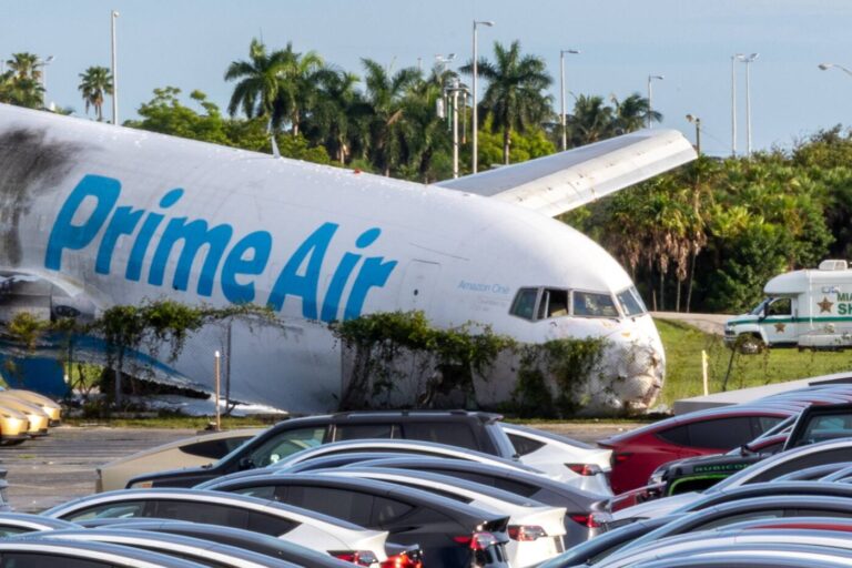Un avión de carga de Amazon Prime Air se salió de la pista en el Aeropuerto Internacional de Miami.