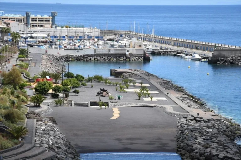 Costa y puerto de Radazul