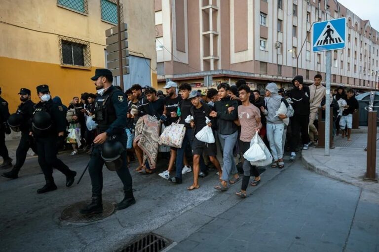 Traslado de migrantes en Ceuta