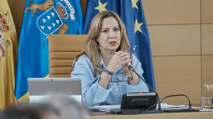 rosa davila cabildo gafas en la mano