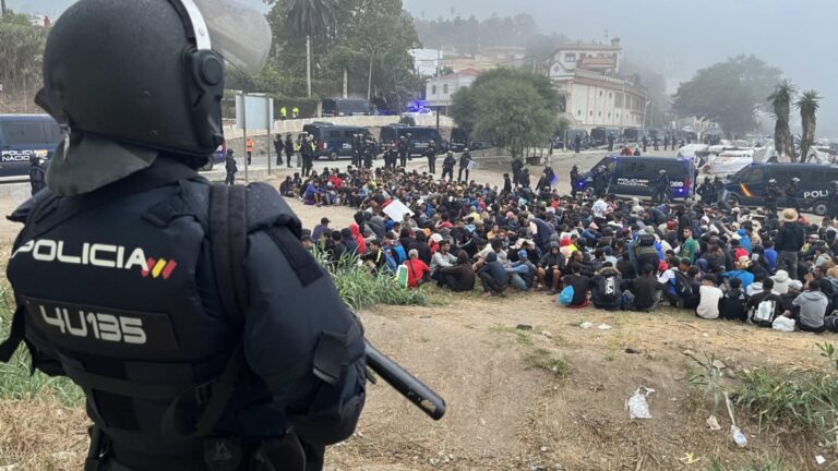 La Policía Nacional inicia desalojo del asentamiento de la playa del Trampolín en Ceuta