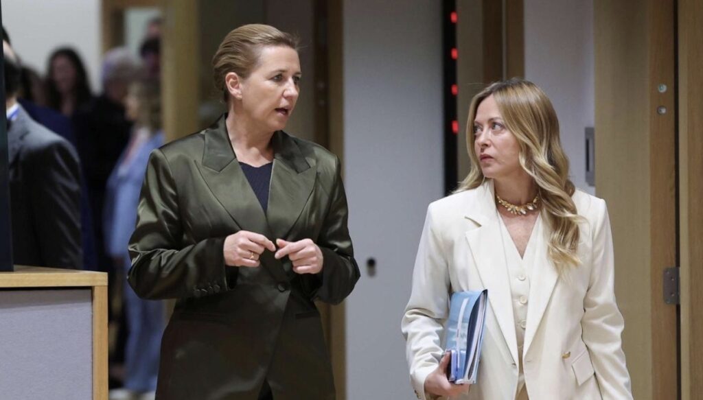 La primera ministra danesa Mette Fredericksen, y la italiana, Giorgia Meloni, a su llegada al Consejo Europeo. / UNIÓN EUROPEA.