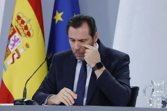 Oscar Puente abajo mira