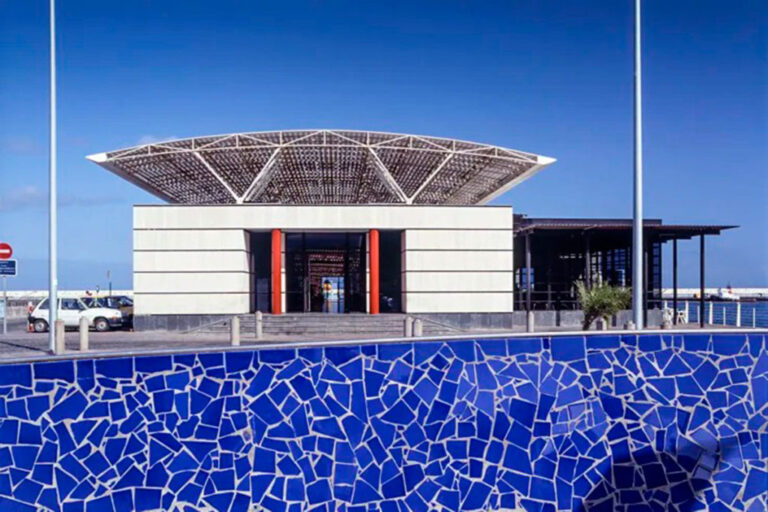Exterior de la antigua estación de Jet Foil en Santa Cruz